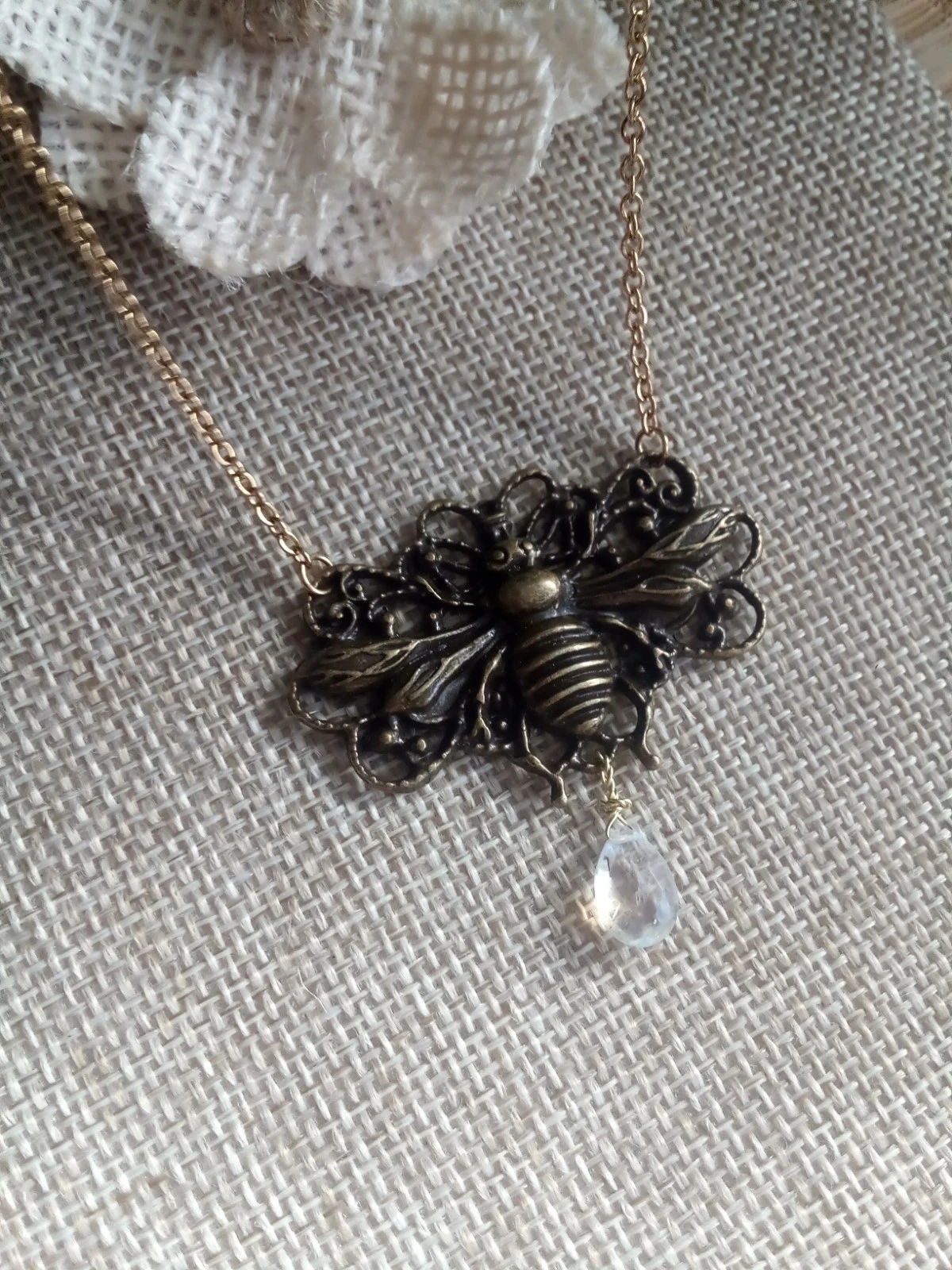Collier abeille rétro vintage et pierre de lune à reflets bleutés – photo 2